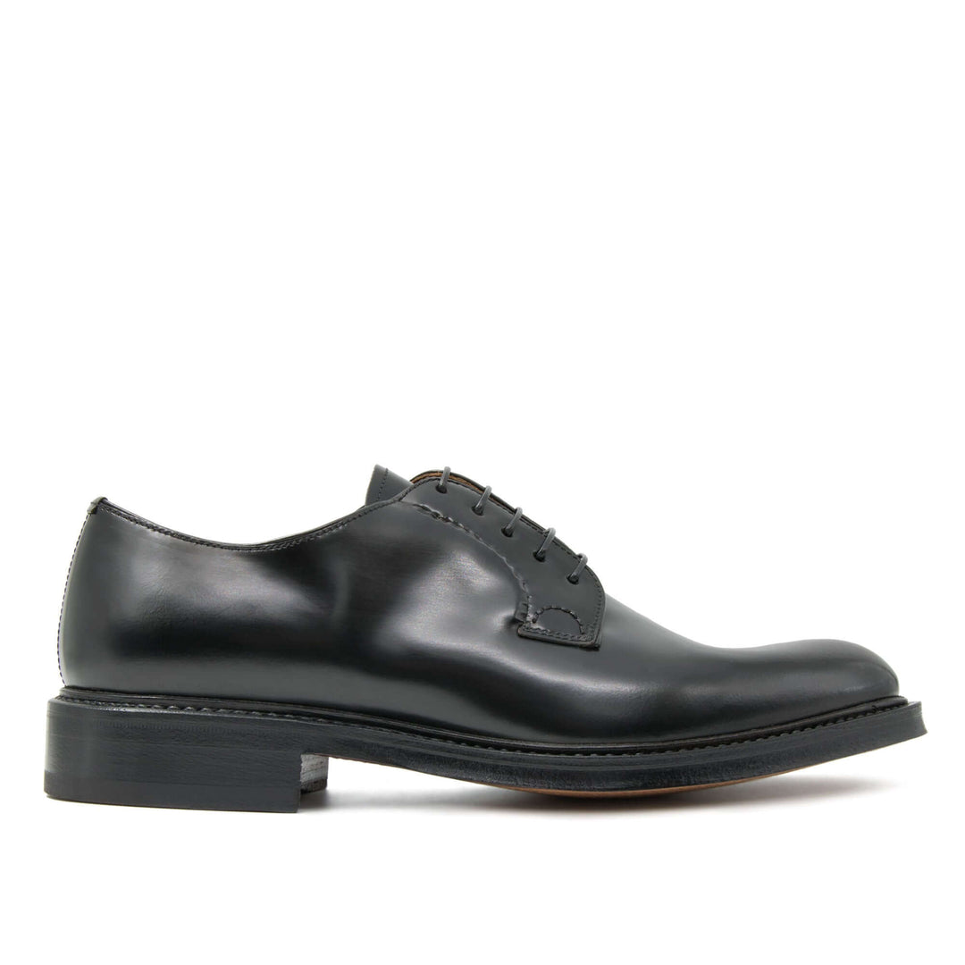 Scarpa stringata da uomo in pelle di vitello nera e suola in cuoio di bufalo.