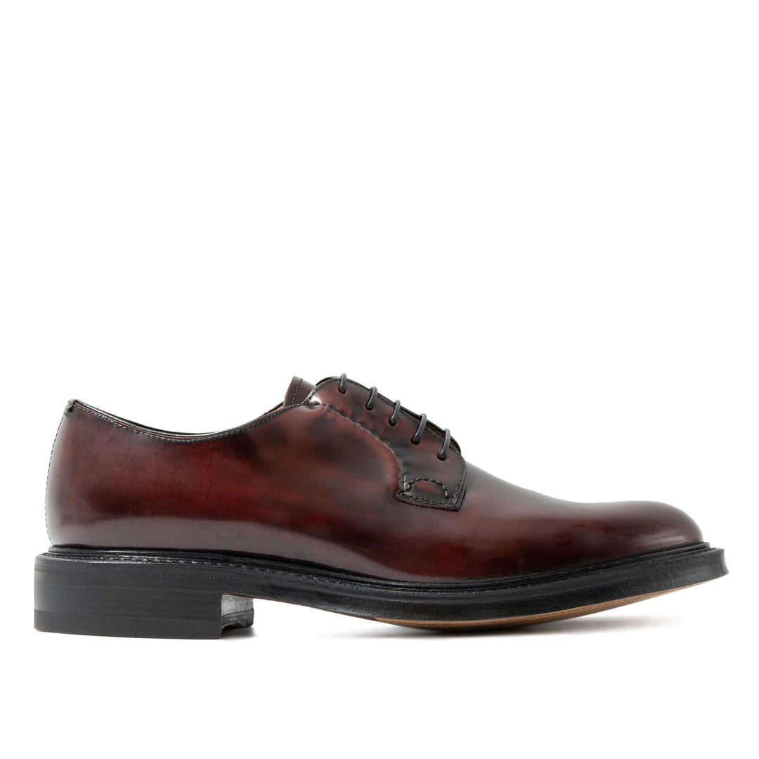 Scarpa stringata da uomo in pelle di vitello mosto e suola in cuoio di bufalo.