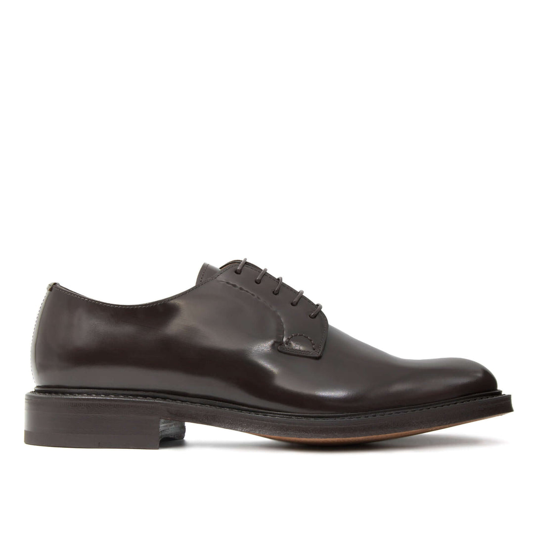 Scarpa stringata da uomo in pelle di vitello marrone e suola in cuoio di bufalo.